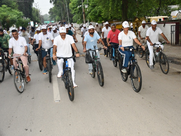 एसपी सहित पुलिस अधिकारियों ने साइकिल चलाकर दिया फिट रहने का संदेश।