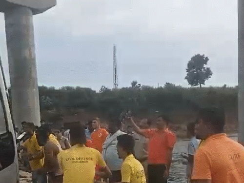 सिविल डिफेंस की टीम ने 2 घंटे की मशक्कत के बाद कार को पानी से बाहर निकाल तो उसमें 2 लोगों के शव मिले।