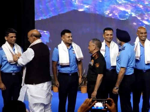 रक्षा मंत्री राजनाथ सिंह ने रविवार को दिल्ली में गगनयात्रियों, ग्रुप कैप्टन शुभांशु शुक्ला, ग्रुप कैप्टन पी वी नायर, ग्रुप कैप्टन अजीत कृष्णन और ग्रुप कैप्टन अंगद प्रताप को सम्मानित किया।