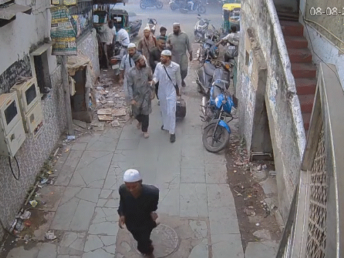 सीरियाई नागरिकों का एक CCTV फुटेज भी मिला है, जिसमें वे सामान के साथ घूमते दिखे।