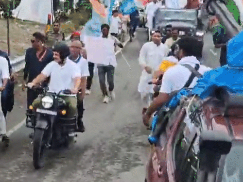 तेजस्वी म्हणाले- चिराग पासवान मोठे भाऊ, लवकर लग्न करावे: राहुल म्हणाले- हे मलाही लागू होते; तरुणाने सुरक्षा तोडत राहुल यांचे चुंबन घेतले राहुल आणि तेजस्वींनी पूर्णियामध्ये बुलेटस्वारी केली.