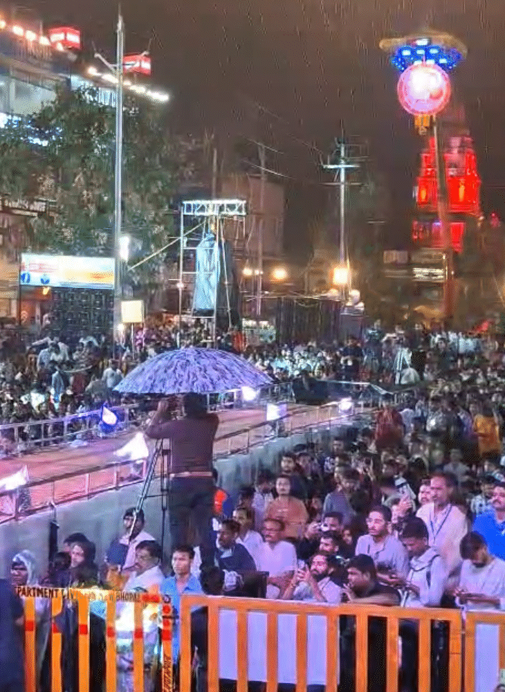 मटकी फोड़ महोत्सव में बड़ी संख्या में लोग आए।