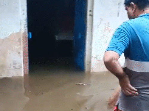 लगातार हो रही बारिश से भवन की दीवारों और छत से पानी टपक रहा है। परिसर में पानी भरा हुआ है।