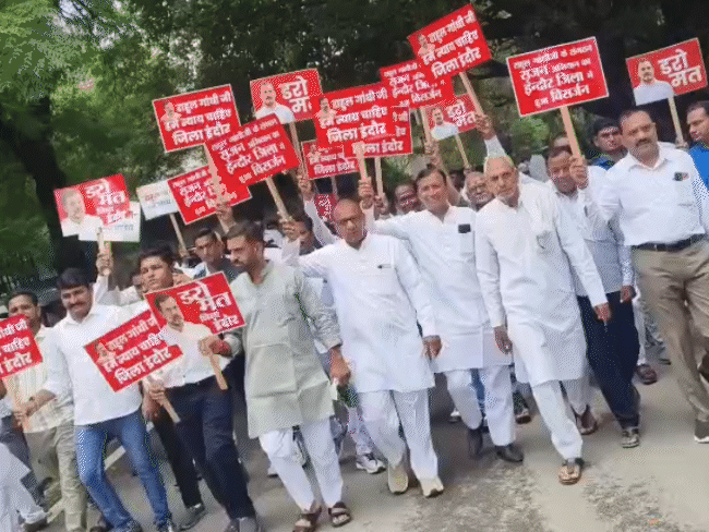 इंदौर ग्रामीण जिला अध्यक्ष के विरोध में कांग्रेस कार्यकर्ताओं ने AICC दफ्तर के सामने प्रदर्शन किया।