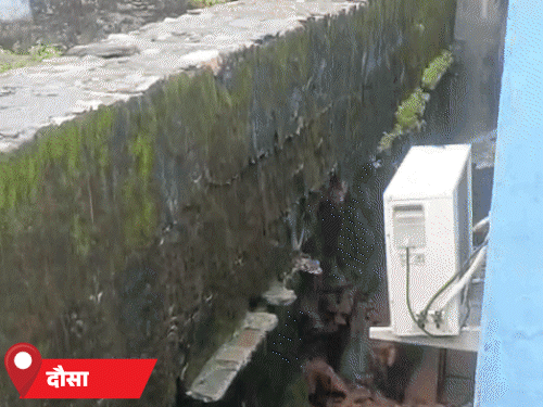 दौसा में बांदीकुई के मोहल्ले गोबरिया पाड़ा में तेज बारिश के कारण रविवार सुबह एक मकान ढह गया।