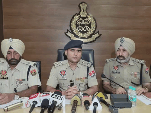 SSP मलिक मामले की जानकारी देते हुए।