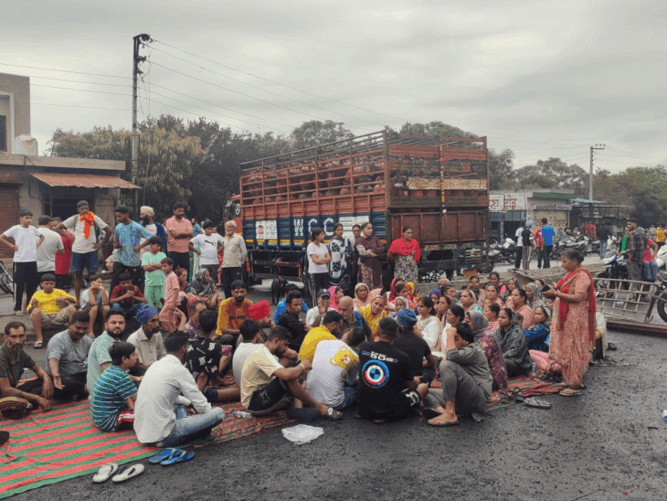 घटनास्थल पर धरने पर बैठे गांव वासी।