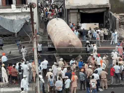 हादसे के बाद टैंकर से निकलता हुआ आग का गुबार।