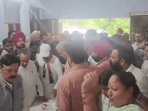 दसूहा में पूर्व प्रदेश अध्यक्ष श्वेत मलिक, विधायक जांगीलाल महाजन व अन्य भाजपा नेता कैंप वाले स्थान पर पंजाब पुलिस की गैरकानूनी कार्रवाई का विरोध करते हुए