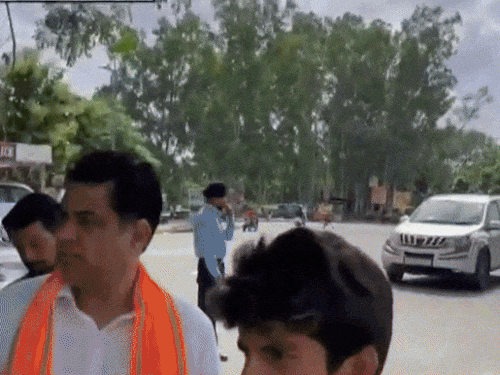 न्यू चंडीगढ़ में भी कैंप लगाने जा रहे बीजेपी नेताओं को पुलिस ने रोका गया है।