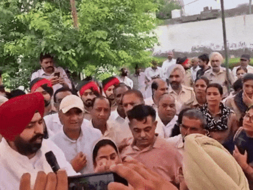 फाजिल्का में पुलिस अधिकारी बीजेपी नेताओं को कैंप लगाने से रोकते हुए।