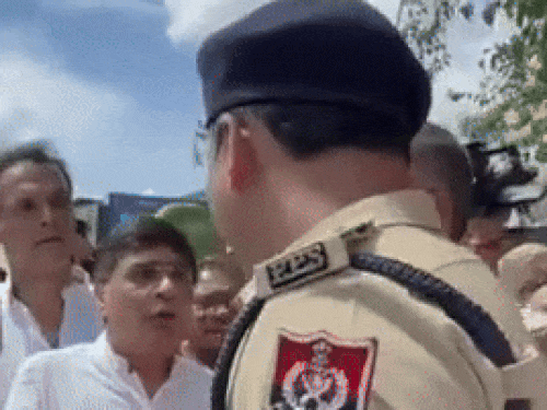 मुल्लांपुर में बीजेपी नेता पुलिस से पूछा हमारी गलती क्या है।