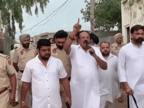 मलोट में बीजेपी प्रधान सतीश अजीजा को डिटेन करते हुए।
