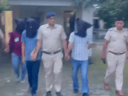 आरोपियों को ले जाती पुलिस।