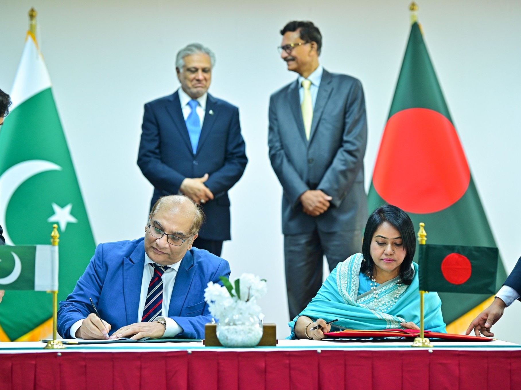 पाकिस्तान-बांग्लादेश के बीच 6 समझौतों पर हस्ताक्षर हुए:  बिना वीजा एक-दूसरे के देश जा सकेंगे डिप्लोमैट्स; मीडिया एजेंसी भी मिलकर काम करेंगी