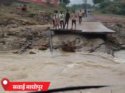 सवाई माधोपुर में भारी बारिश के कारण कई गांवों का संपर्क जिला मुख्यालय से टूट गया है। शनिवार रात को पुलिया टूटने से पांचोलास से फलोदी और आमली विजयनगर का संपर्क टूट गया।
