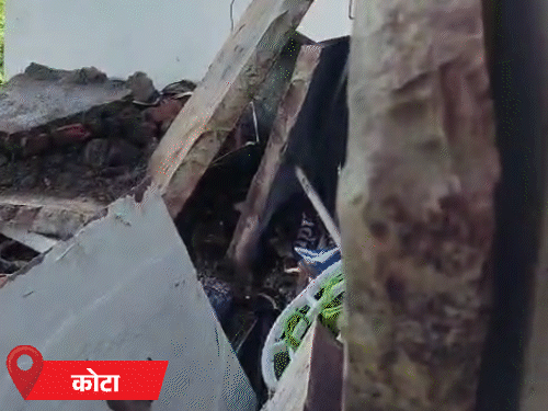 कोटा के सुल्तानपुर में मकान ढहने से पति-पत्नी और बच्चा दब गए। महिला की मौत हो गई। वहीं, पति की हालत गंभीर है।