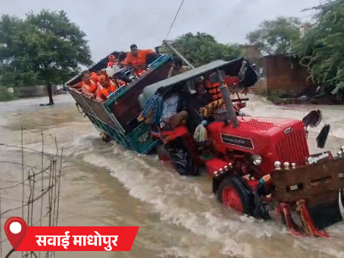 राजस्थान के सवाई माधोपुर के ग्रामीण इलाके में रेस्क्यू करने जा रही एनडीआरएफ की टीम शनिवार को हादसे का शिकार हो गई।