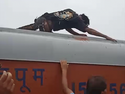 रेलवे कर्मचारी मीणा सर ने कहा था कि, जैमर लग गया ऊपर चढ़ जाओ।