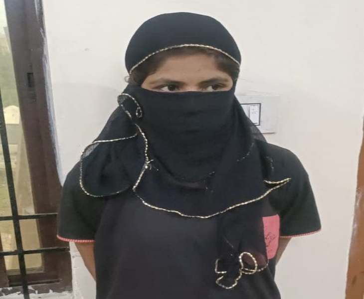 कबीर नगर पुलिस ने हेरोइन (चिट्टा) के साथ एक महिला पैडलर को अरेस्ट किया।