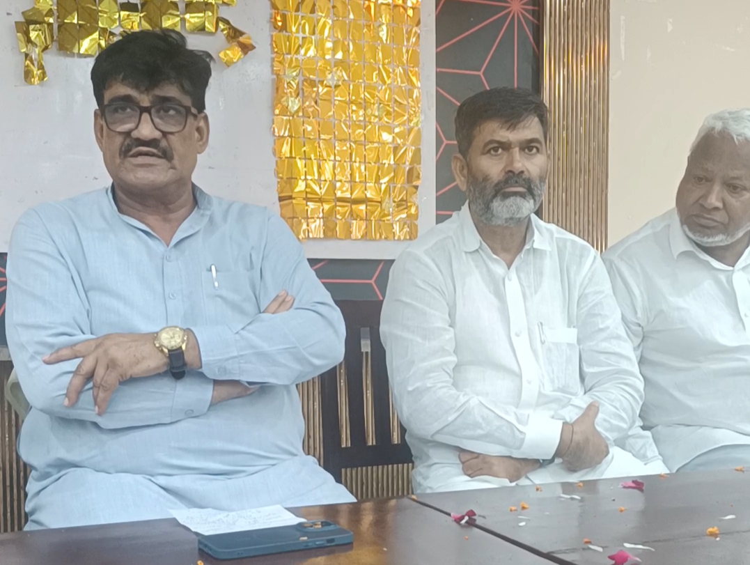 झुंझुनूं में प्रेस कॉन्फ्रेंस करते वक्फ बोर्ड चेयरमैन खानूखान बुधवाली, अवैध कब्जों पर सख्त कार्रवाई की चेतावनी देते हुए