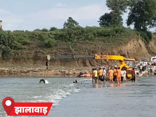 In Jhalawar, Rajasthan, the car was washed away on the culvert on Sunday. Two people, including a government teacher sitting in the car, died, while 2 people are missing.