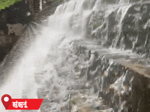 झुंझुनूं के उदयपुरवाटी में शक्ति पीठ शाकंभरी मार्ग पर स्थित सरजू सागर कोट बांध में रविवार सुबह चादर चलने लगी।