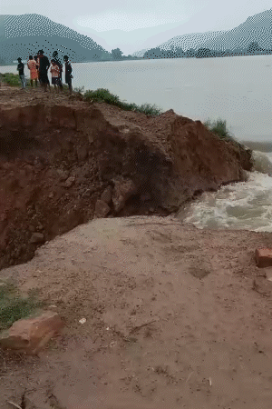 UP के चंदौली में सोमवार को मुसाहिबपुर बांध अचानक टूट गया। इससे 5 गांवों में पानी घुस गया।