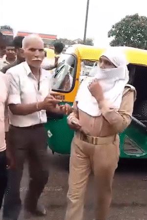 बिना पैसा दिए जाने पर रोकने लगा बुजुर्ग चालक। इस बात पर भड़की महिला पुलिसकर्मी।