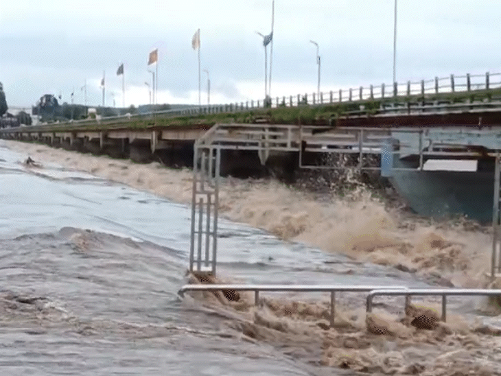 The water level of the Narmada river increased on Sunday in Mandla, MP. The water started flowing over the small bridge over the bridge.