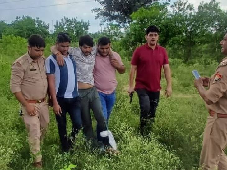 रविवार को मेडिकल के लिए ले जाते वक्त आरोपी दरोगा की पिस्टल लेकर भागने लगा। पुलिस मुठभेड़ में आरोपी के पैर में गोली लगी।