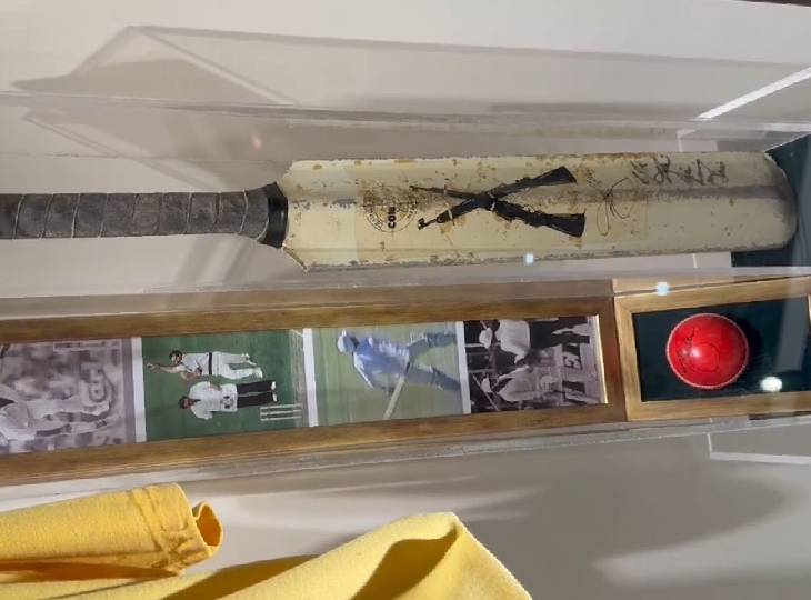 The bat of Dennis Lily, which is placed in the museum.