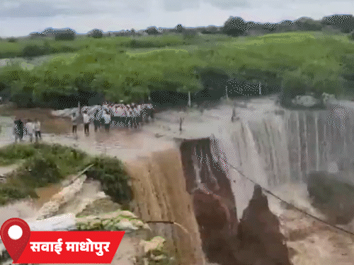 In Sawai Madhopur district of Rajasthan, there was erosion in the fields of Jadavata village due to torrential rains for three days on Sunday. This led to a deep moat in the fields.