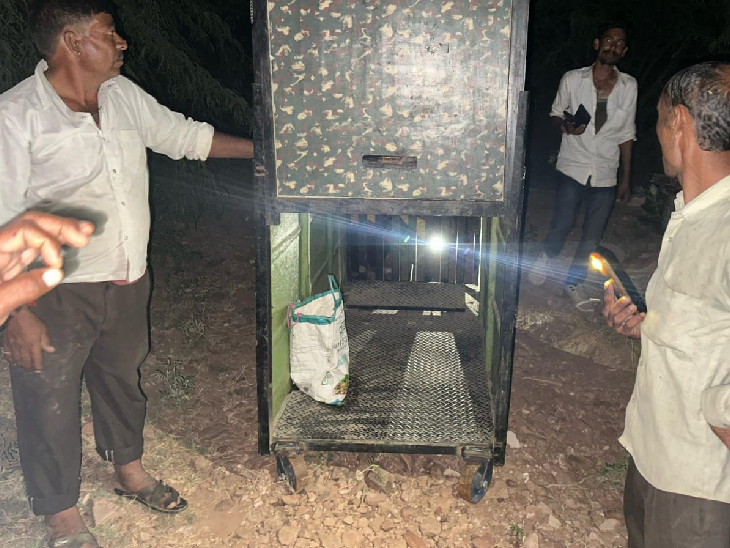 लेपर्ड को पकड़ने के लिए जंगल मे पिंजरे लगाए गए।