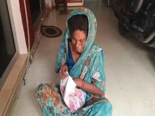 सर्कुलेटिंग एरिया में सीढ़ियों के पास मां के साथ सो रही 3 साल की बच्ची चोरी हो गई।