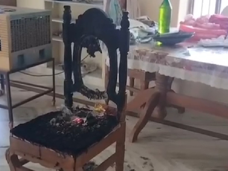 महिला ने पहले कुर्सी पर पेट्रोल छिड़का। फिर खुद और बेटी पर पेट्रोल उड़ेलकर कुर्सी पर बैठकर आग लगा ली।