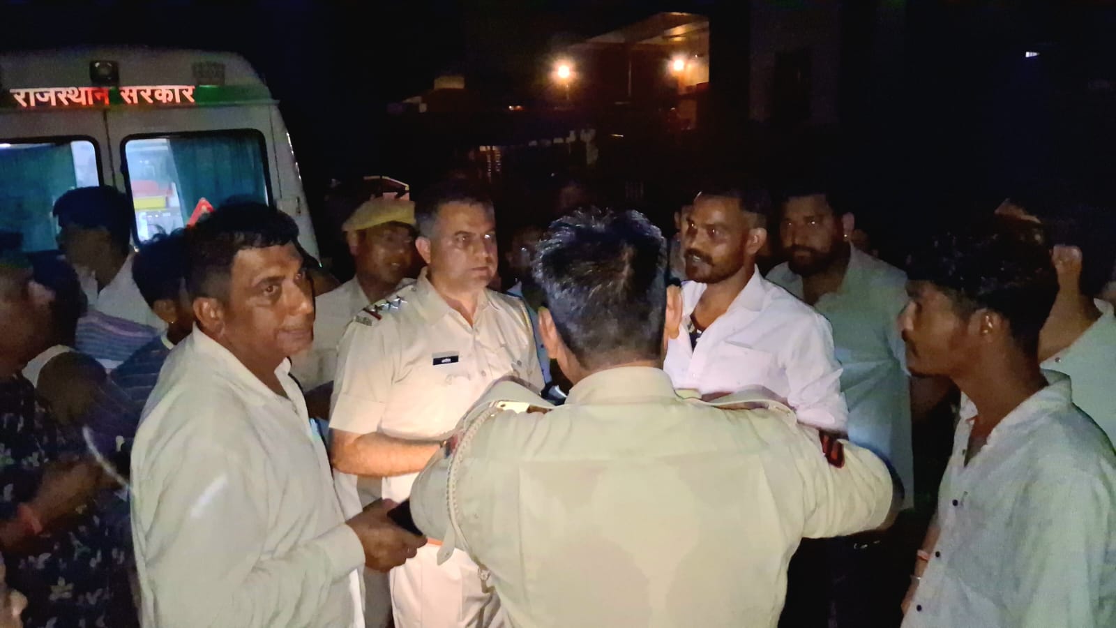 घटना के बाद मौके पर मौजूद लोगों की भीड़ व पुलिस।