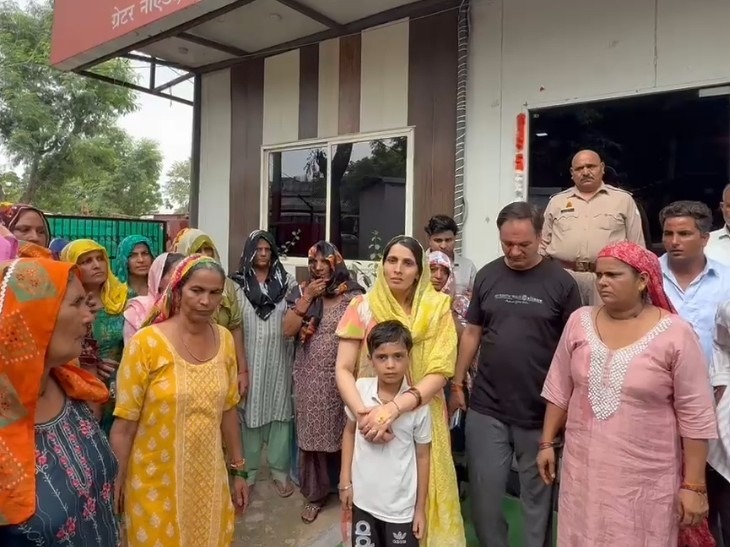 शनिवार को निक्की के परिजन और ग्रामीण कासना कोतवाली पहुंचे और कार्रवाई की मांग की।