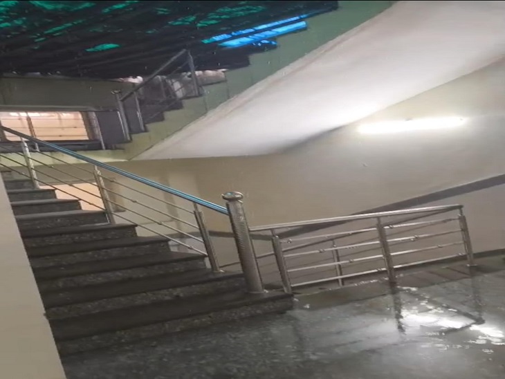 आई ओपीडी तक पहुंचने वाली सीढ़ियों पर रात से सुबह तक पानी टपकता रहा। जिससे मरीज और उनके अटेंडेट को संभलते हुए चढ़ना-उतरना पड़ा।