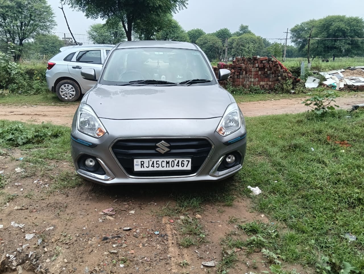 इस गाड़ी से जा रहा था रिटायर्ड कैप्टन का परिवार।