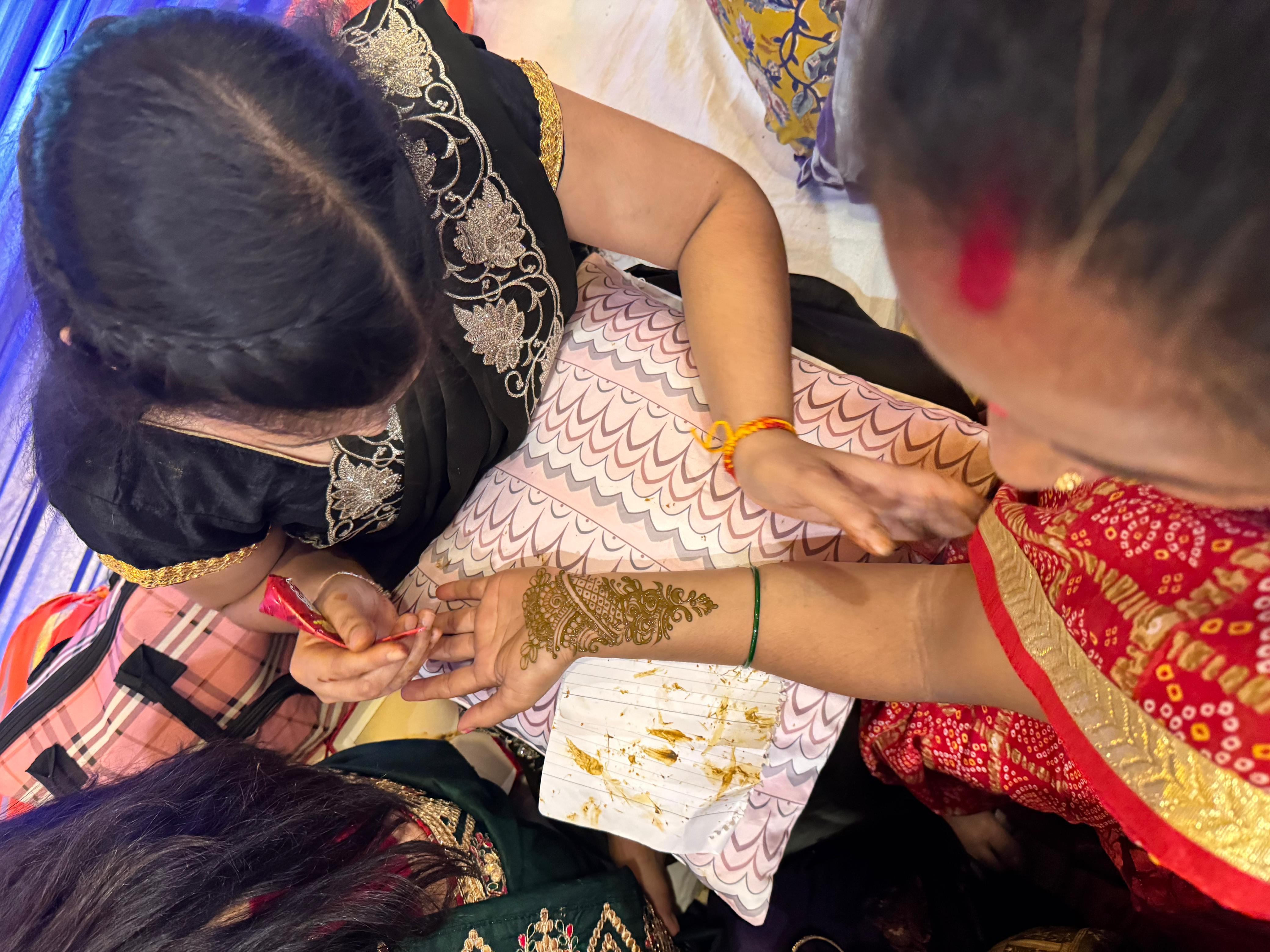 मेहंदी लगवाने के लिए विशेष स्टॉल लगा हुआ था।