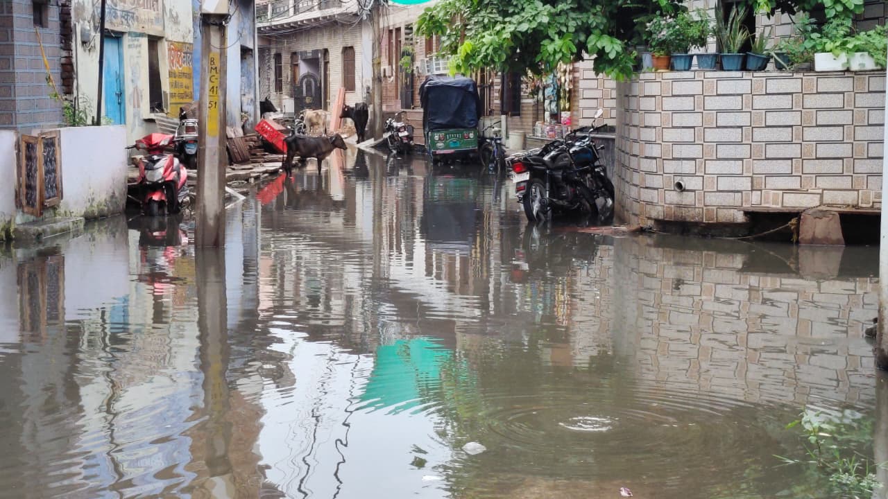 बुद्ध की हाट में गली में भरा बारिश का पानी, लोगों ने आने जाने में आई परेशानी।