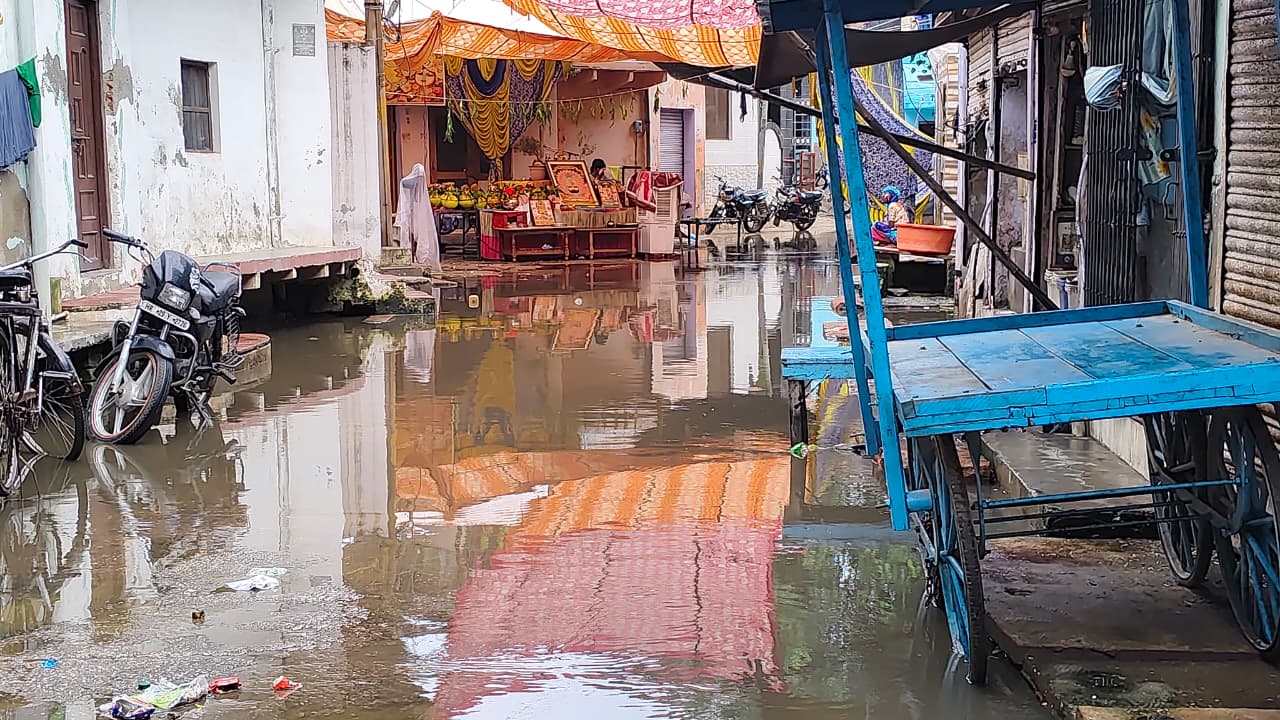 बुद्ध की हाट से गंगा मंदिर जाने वाले रास्ते पर भरा बारिश का पानी।