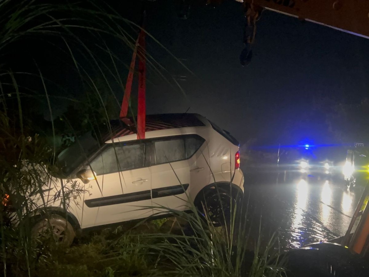 हाईवे पर पानी भरने के कारण एक कार अनबैलेंस होकर डिवाइडर पर चढ़ गई।
