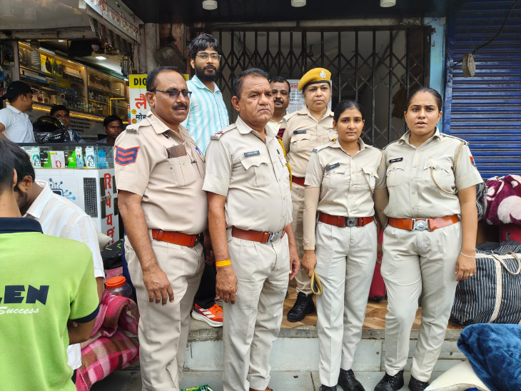 हॉस्टल को सीज करने के बाद पुलिस के कर्मचारी एचडीबी के अधिकारी मौजूद