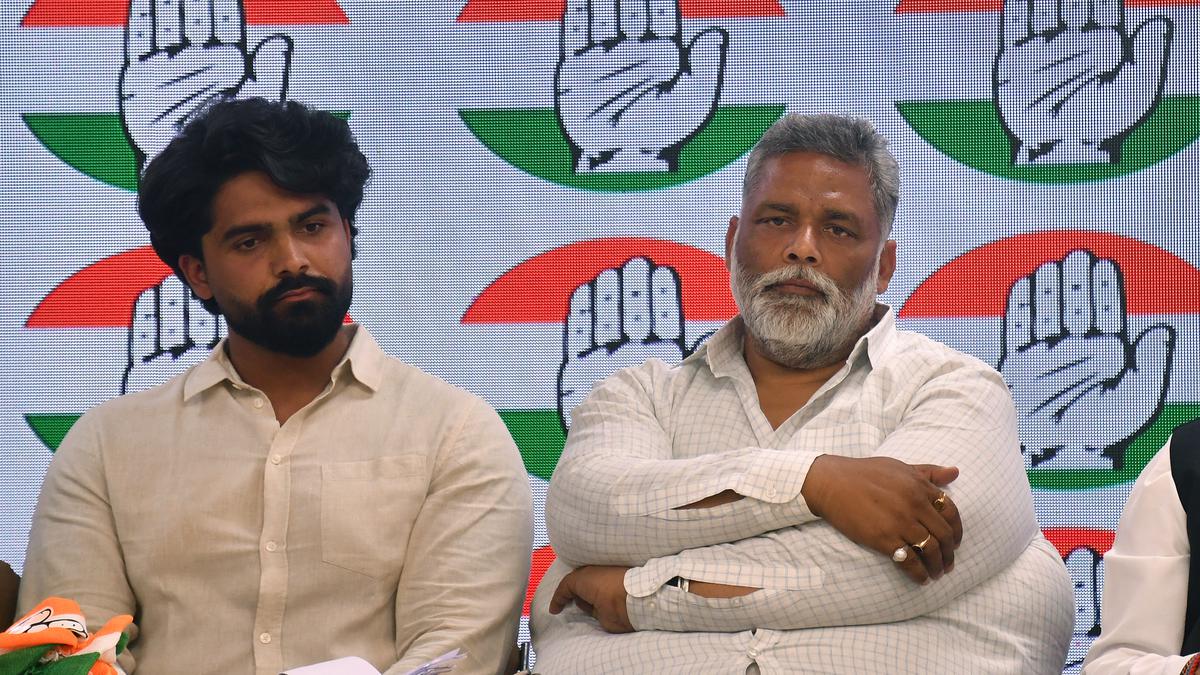 बिहारमधील फॅमिली पॉलिटिक्स- 16 नेते मुलांना लाँच करणार: शहाबुद्दीन, पप्पू यादव आणि आनंद मोहन यांची मुले निवडणूक लढवणार गेल्या वर्षी लोकसभा निवडणुकीपूर्वी खासदार पप्पू यादव काँग्रेसमध्ये सामील झाले. त्यांचा मुलगा सार्थक रंजनही त्यांच्यासोबत होता. (फाइल फोटो)