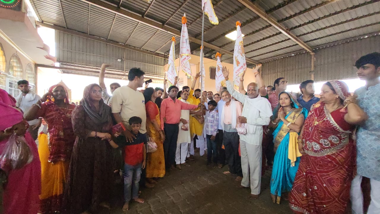 यह यात्रा गाजे-बाजे के साथ अजमेर के किशनगढ़ स्थित सुरसुरा के लिए रवाना हुई।