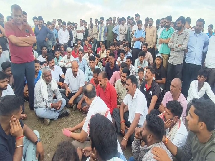 मुआवजा राशि को लेकर पुलिस प्रशासन की मौजूदगी में माइंस प्रतिनिधि और ग्रामीणों के बीच वार्ता जारी है।