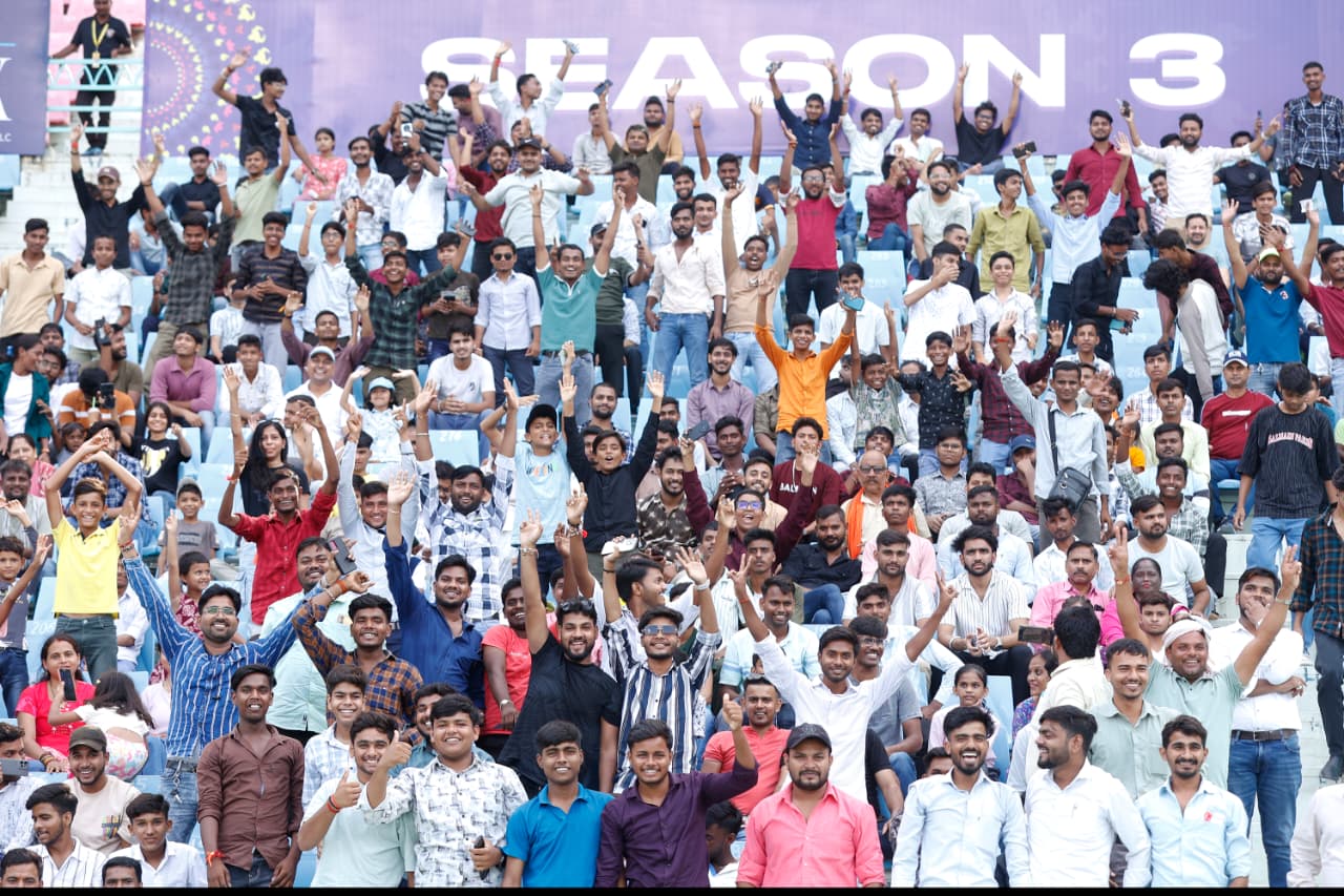 इकाना स्टेडियम में पहुंचे फैंस ने देखा मैच।