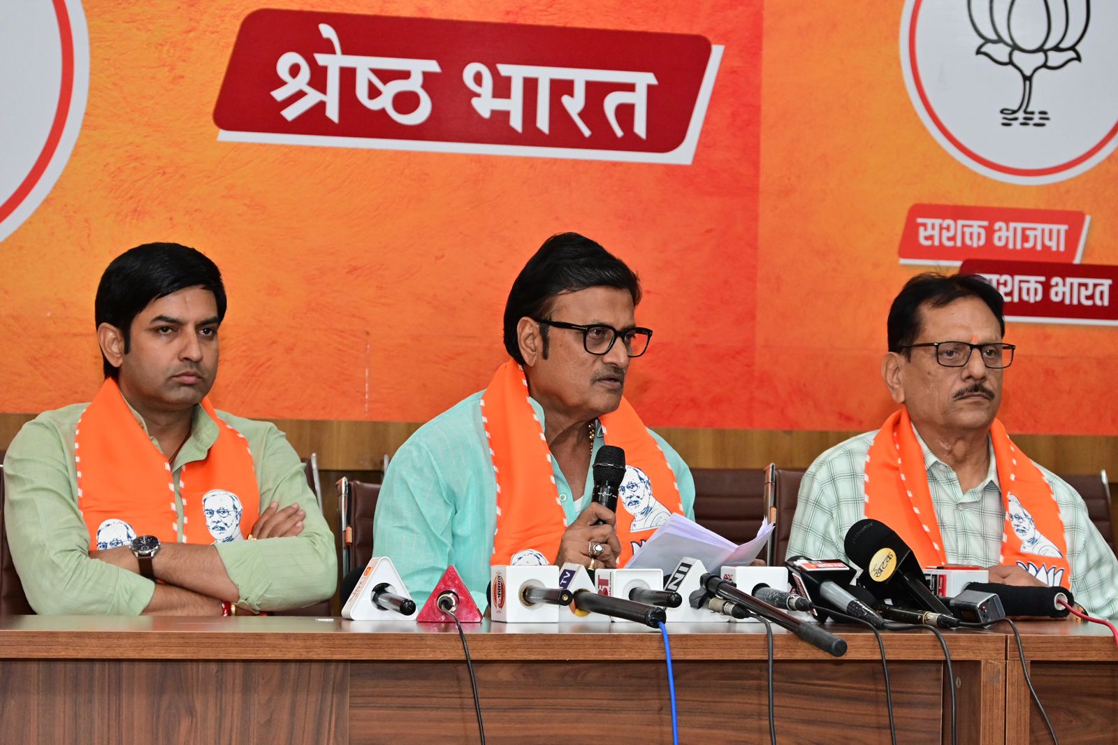 प्रेस कांफ्रेंस में विधायक कैलाश वर्मा और मीडिया विभाग के प्रभारी प्रमोद वशिष्ठ भी मौजूद रहे।